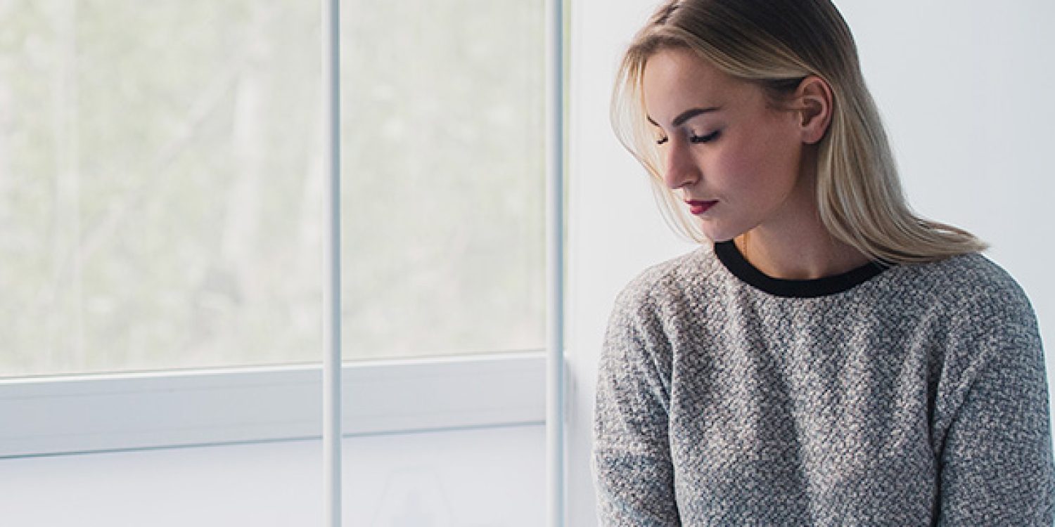 afibrom-fibromialgia-mujer-ventana